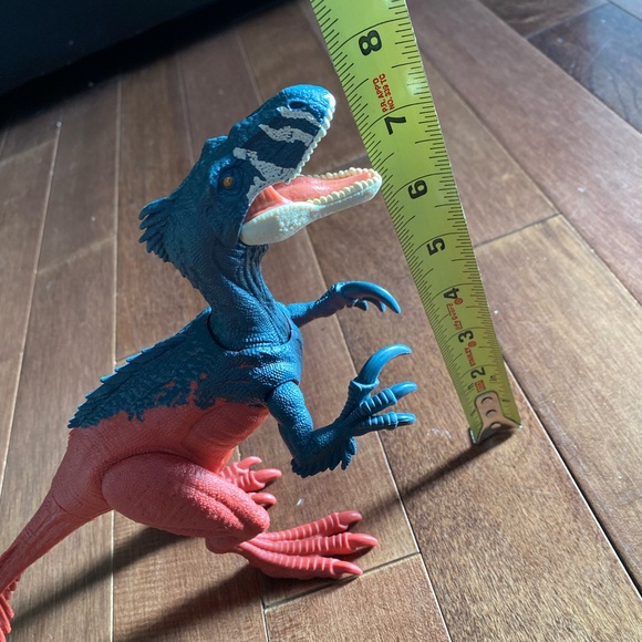Jurassic World Dominion Dinosaur Megaraptor Action Figure with Attack Motion - Picture 3 of 6